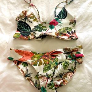 Boys and arrows floral bikini bottom is a size xs and top is size small